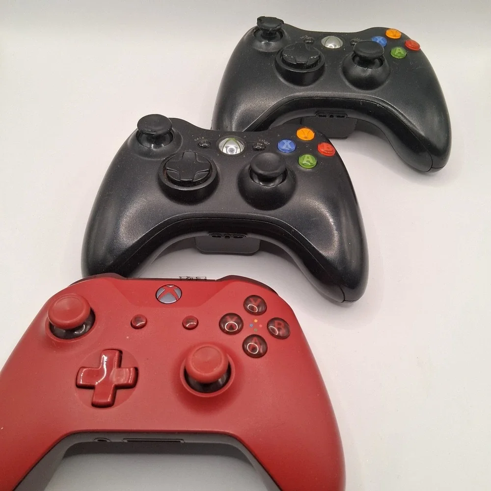 3 XBOX CONTROLLERS 2 BLACK /1 RED